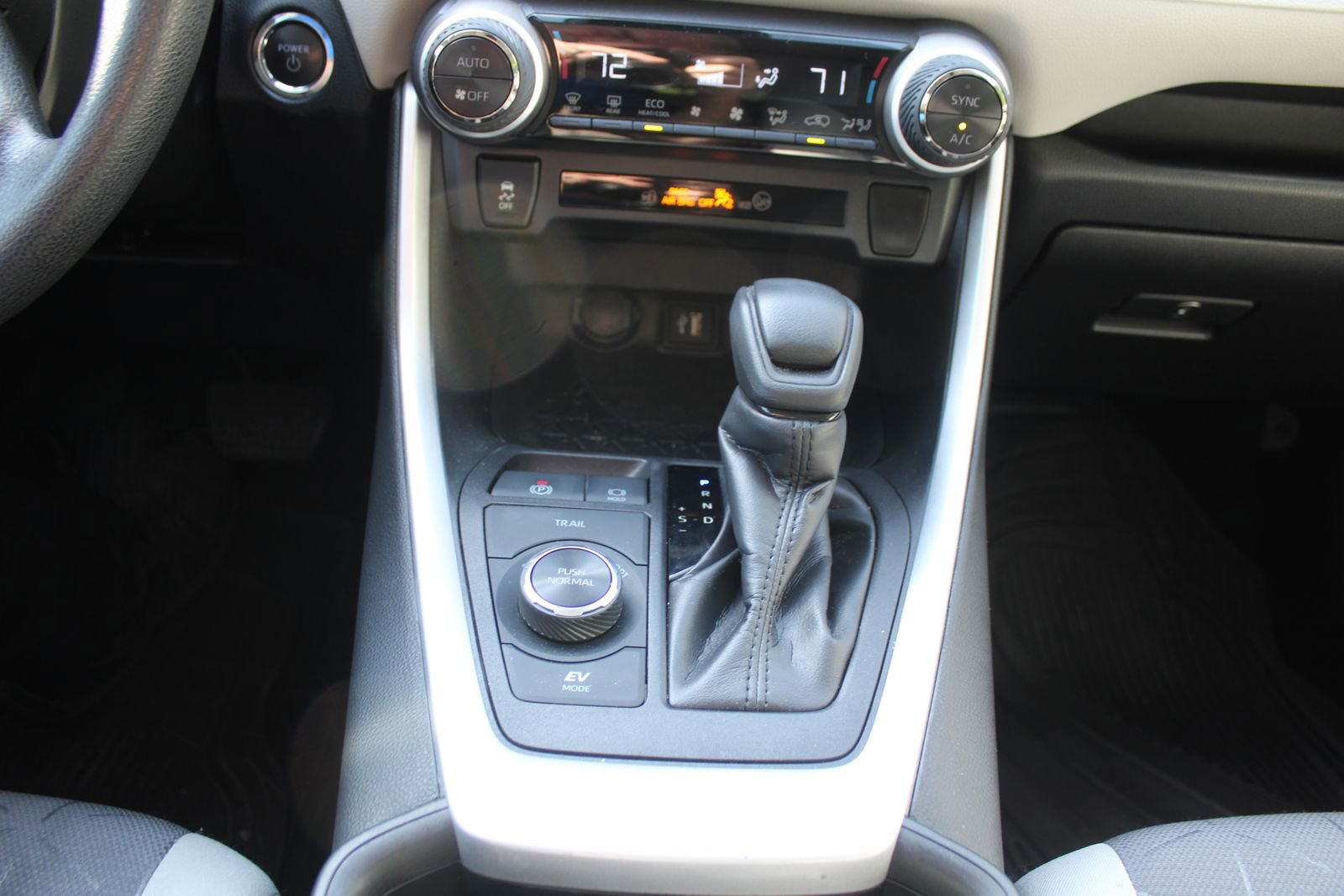 Used 2024 Toyota RAV4 XLE AWD/4WD image 33