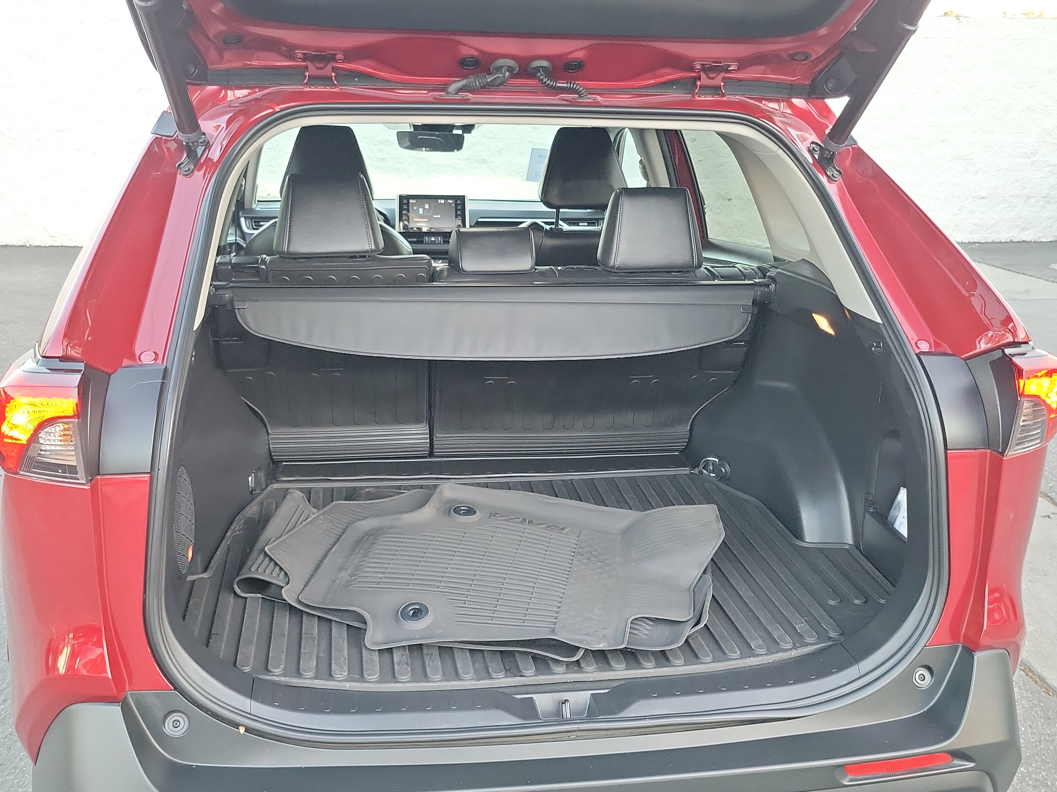 Used 2021 Toyota RAV4 XLE Premium image 18