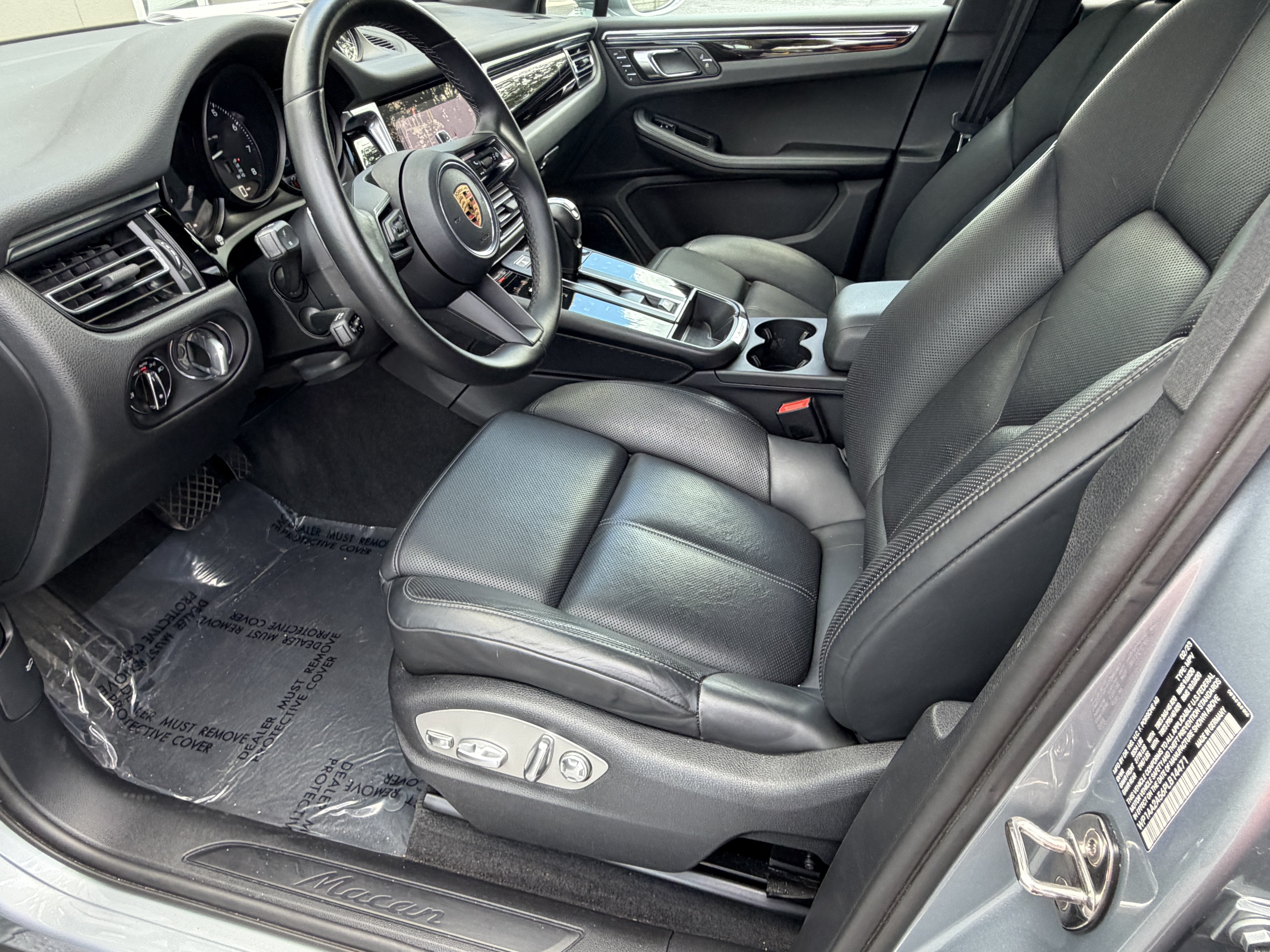 Certified 2023 Porsche Macan AWD/4WD image 4