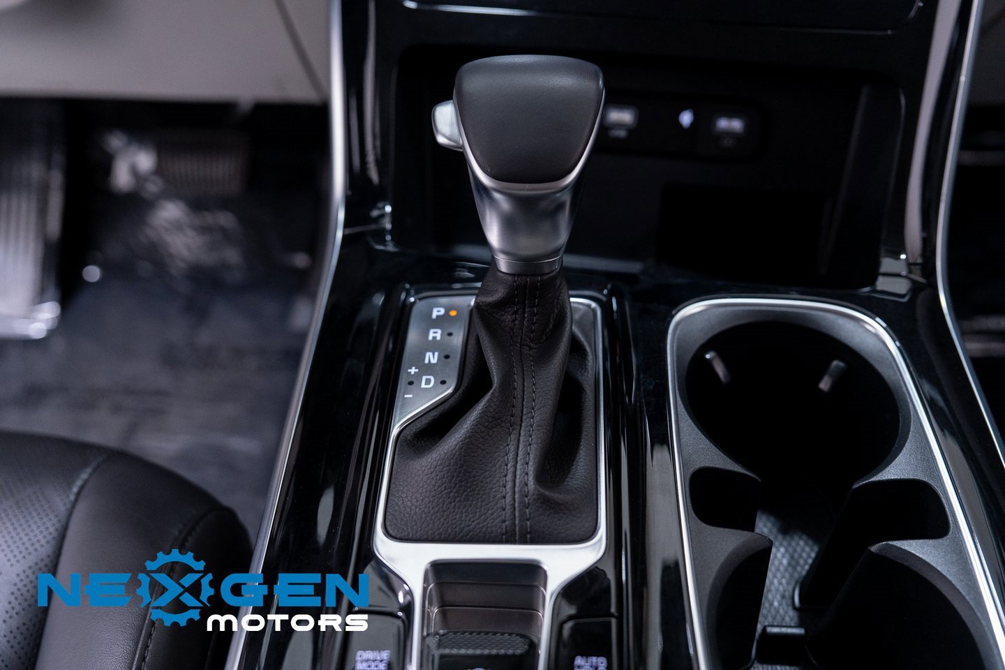 Used 2024 Kia Carnival EX image 15