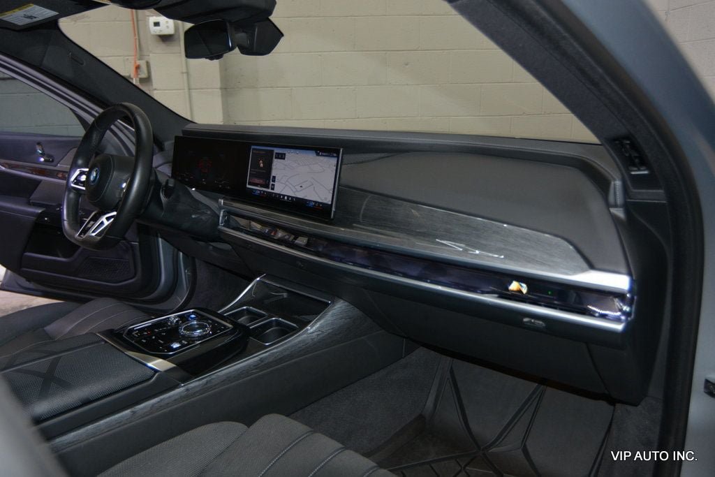 Used 2023 BMW i7 xDrive60 AWD/4WD image 14