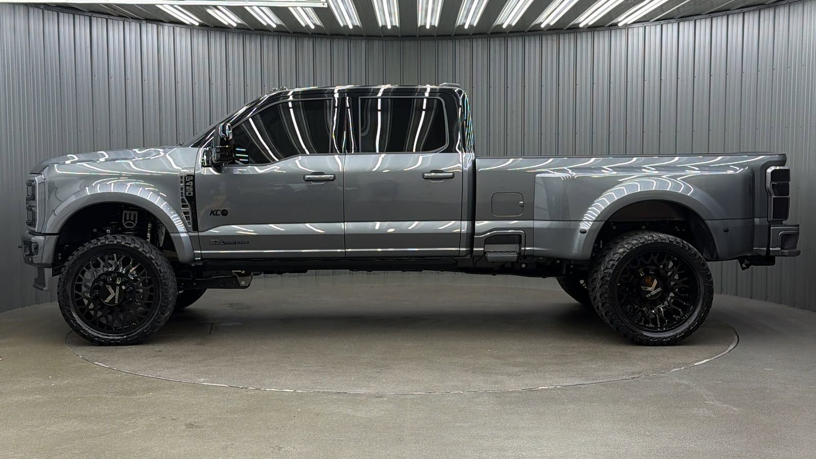 Used 2026 Ford F450 Platinum w/ FX4 Off-Road Package AWD/4WD image 2