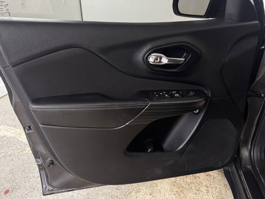 Used 2016 Jeep Cherokee Latitude w/ Comfort/Convenience Group image 15