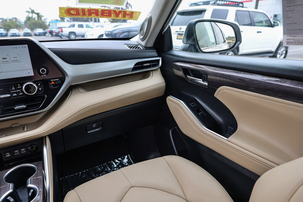 Used 2023 Toyota Highlander Platinum FWD image 6