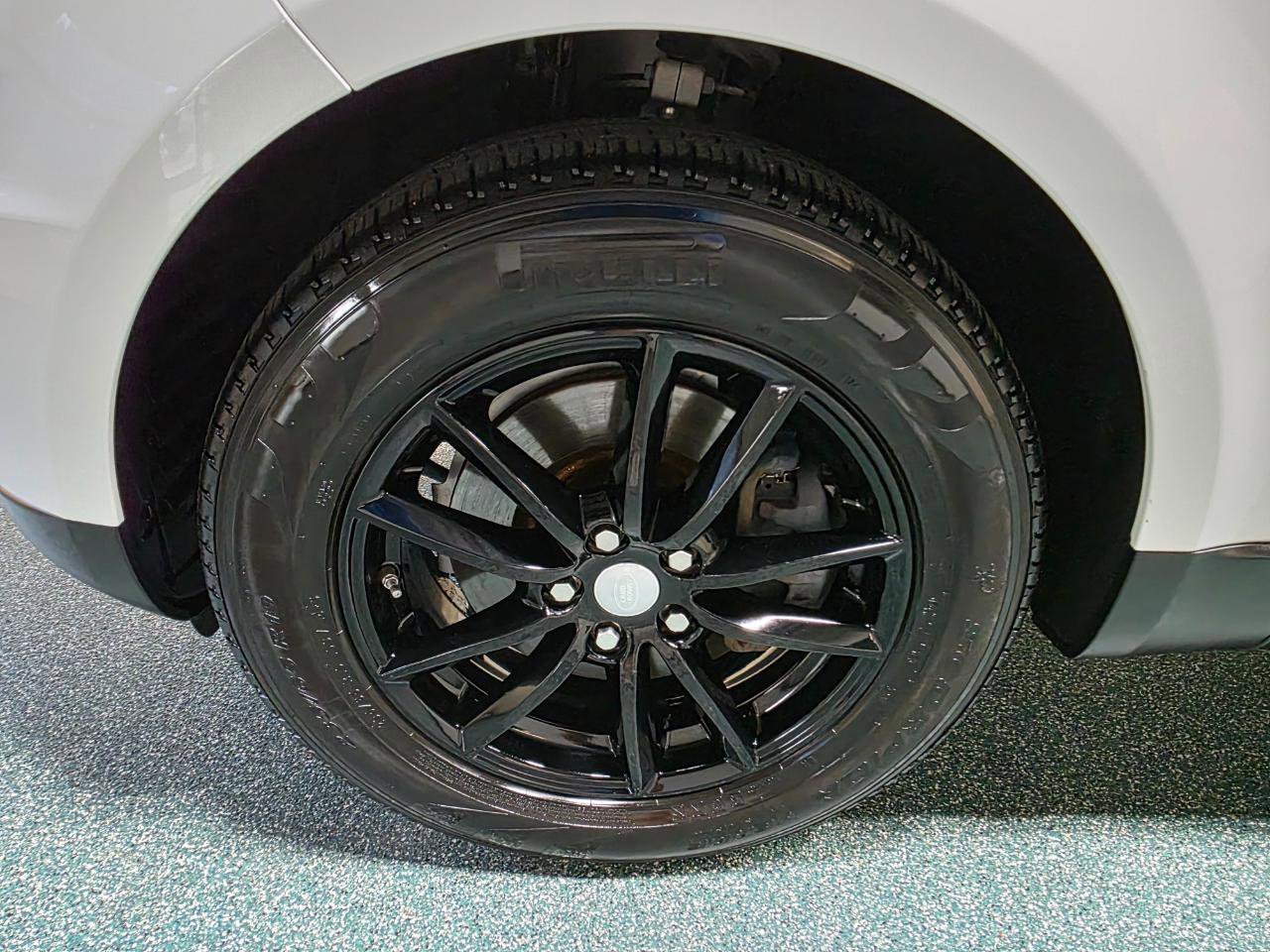 Used 2017 Land Rover Range Rover Sport SE AWD/4WD image 12
