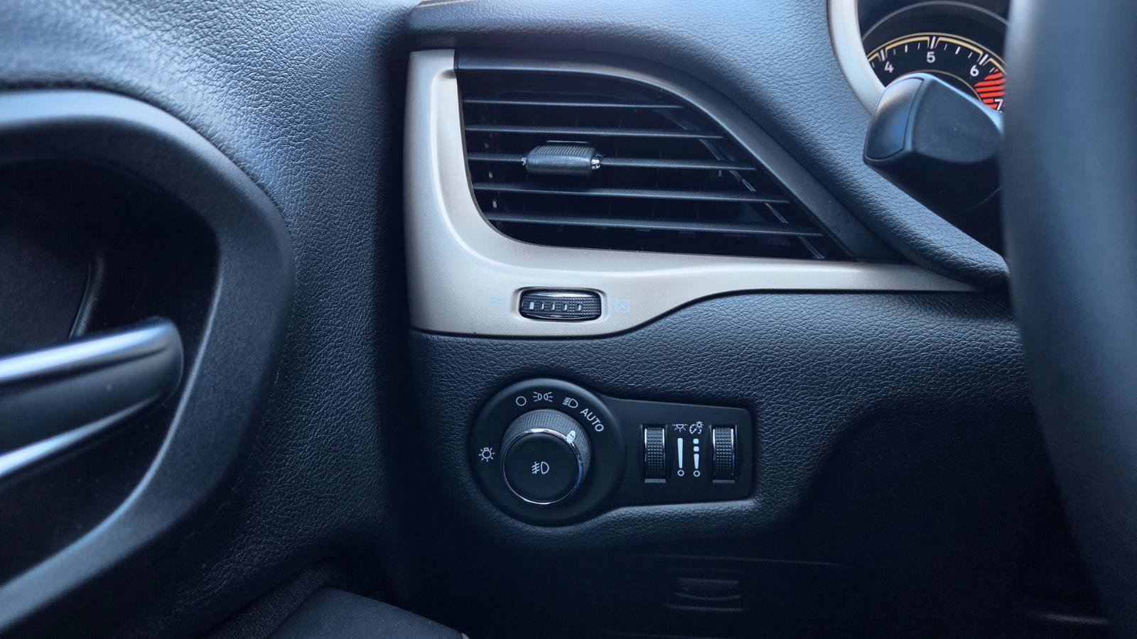 Used 2017 Jeep Cherokee Latitude w/ Safety/Convenience Group image 22