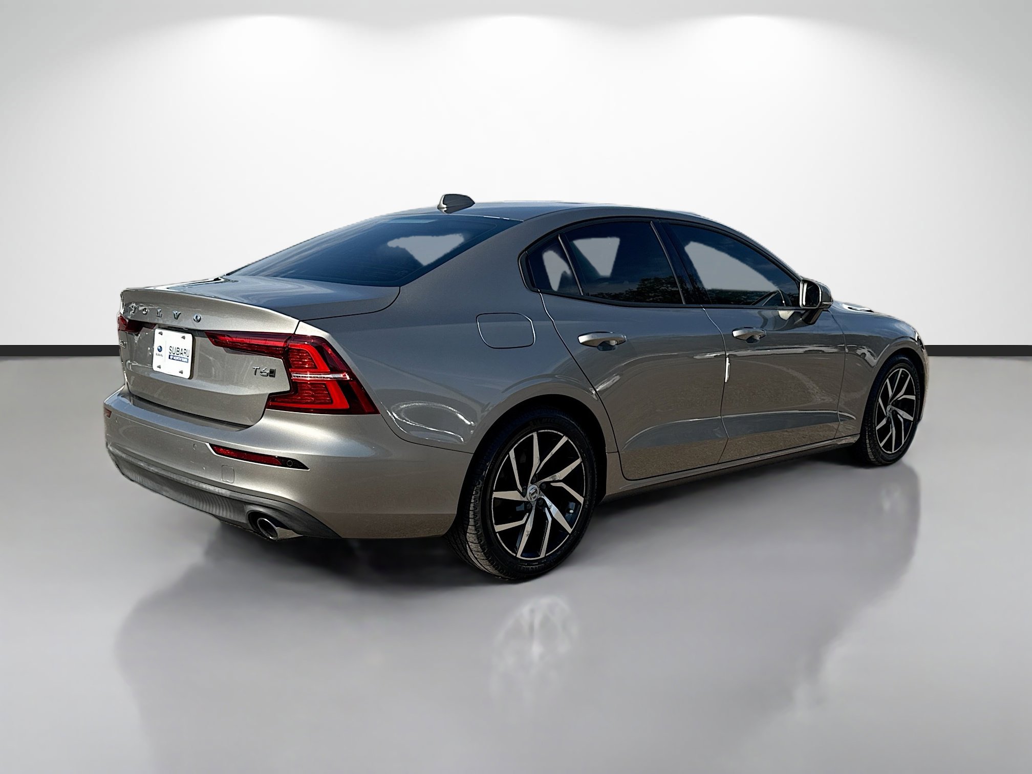 Used 2020 Volvo S60 T6 Momentum image 3