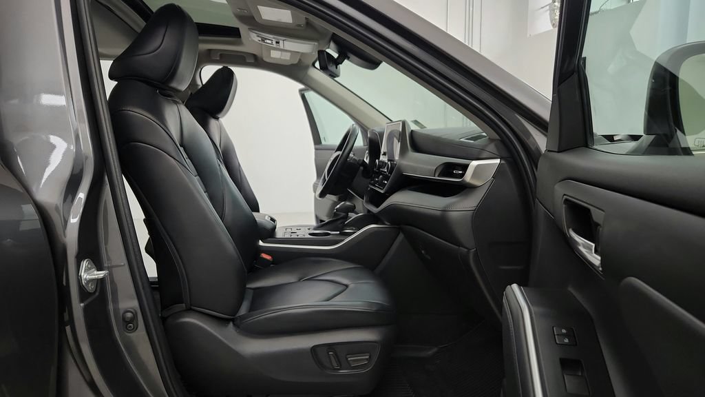 Used 2023 Toyota Highlander XLE AWD/4WD image 14