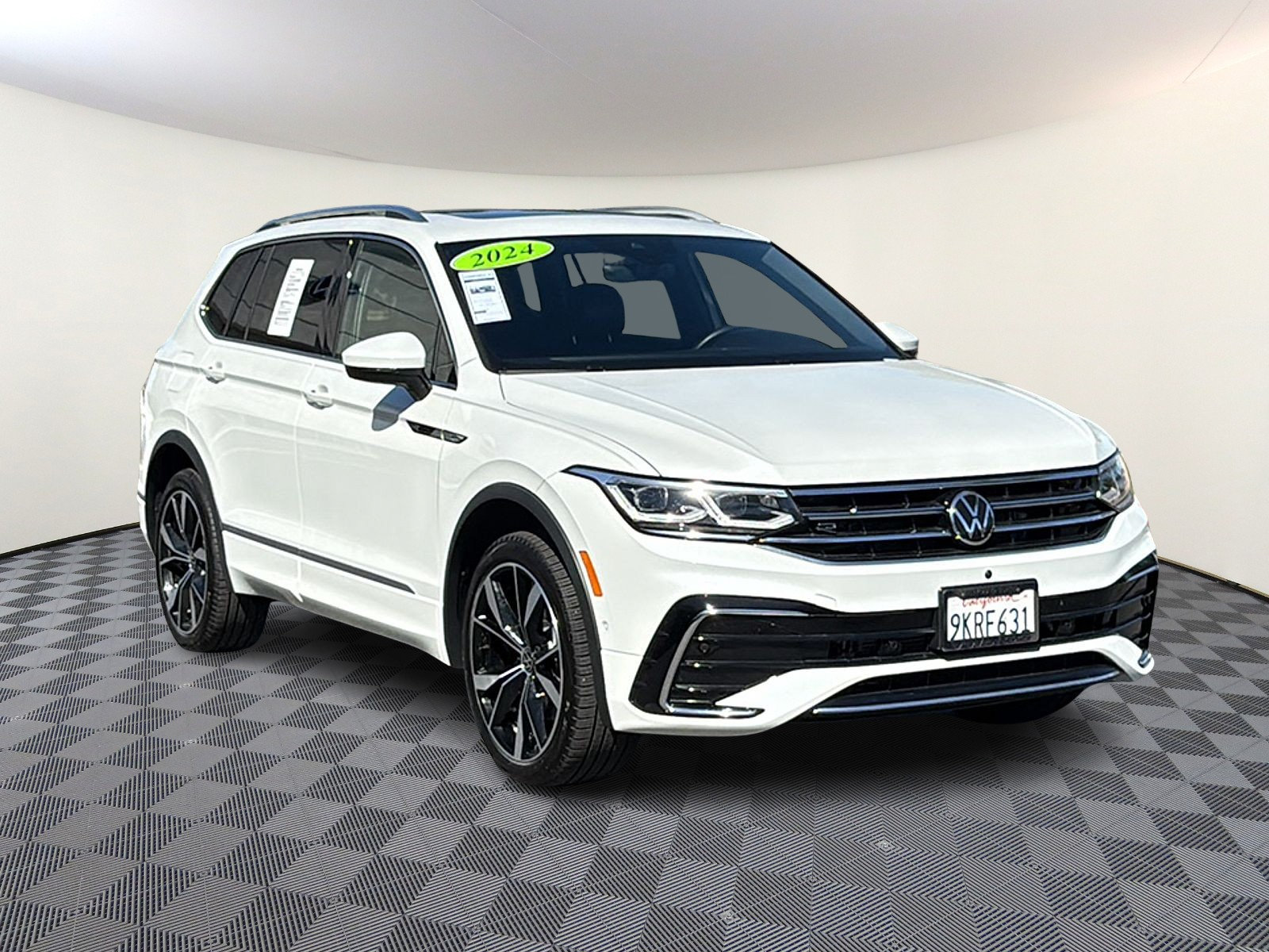 Used 2024 Volkswagen Tiguan SEL R-Line AWD/4WD image 1