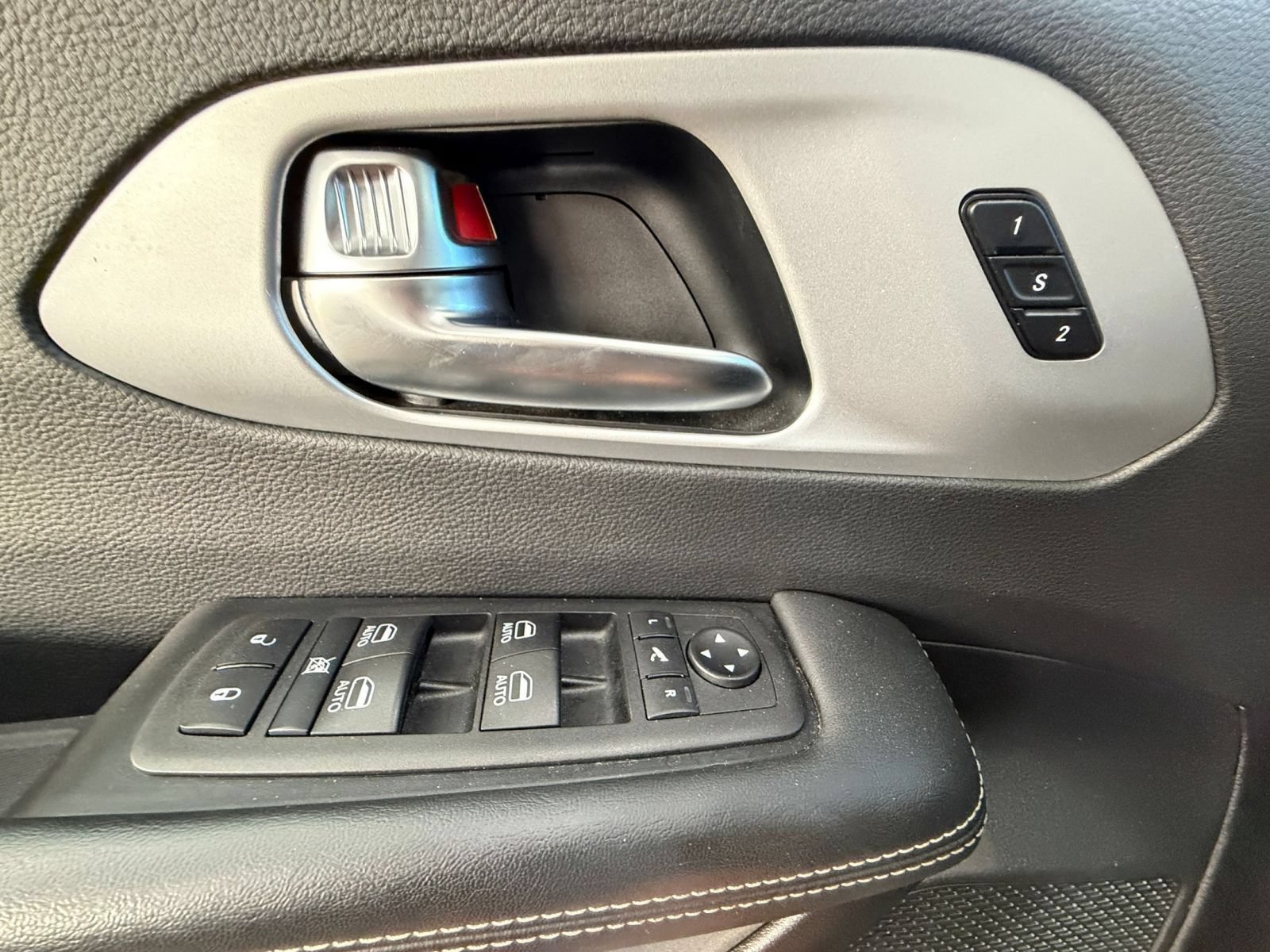 Used 2025 Chrysler Pacifica Limited FWD image 18