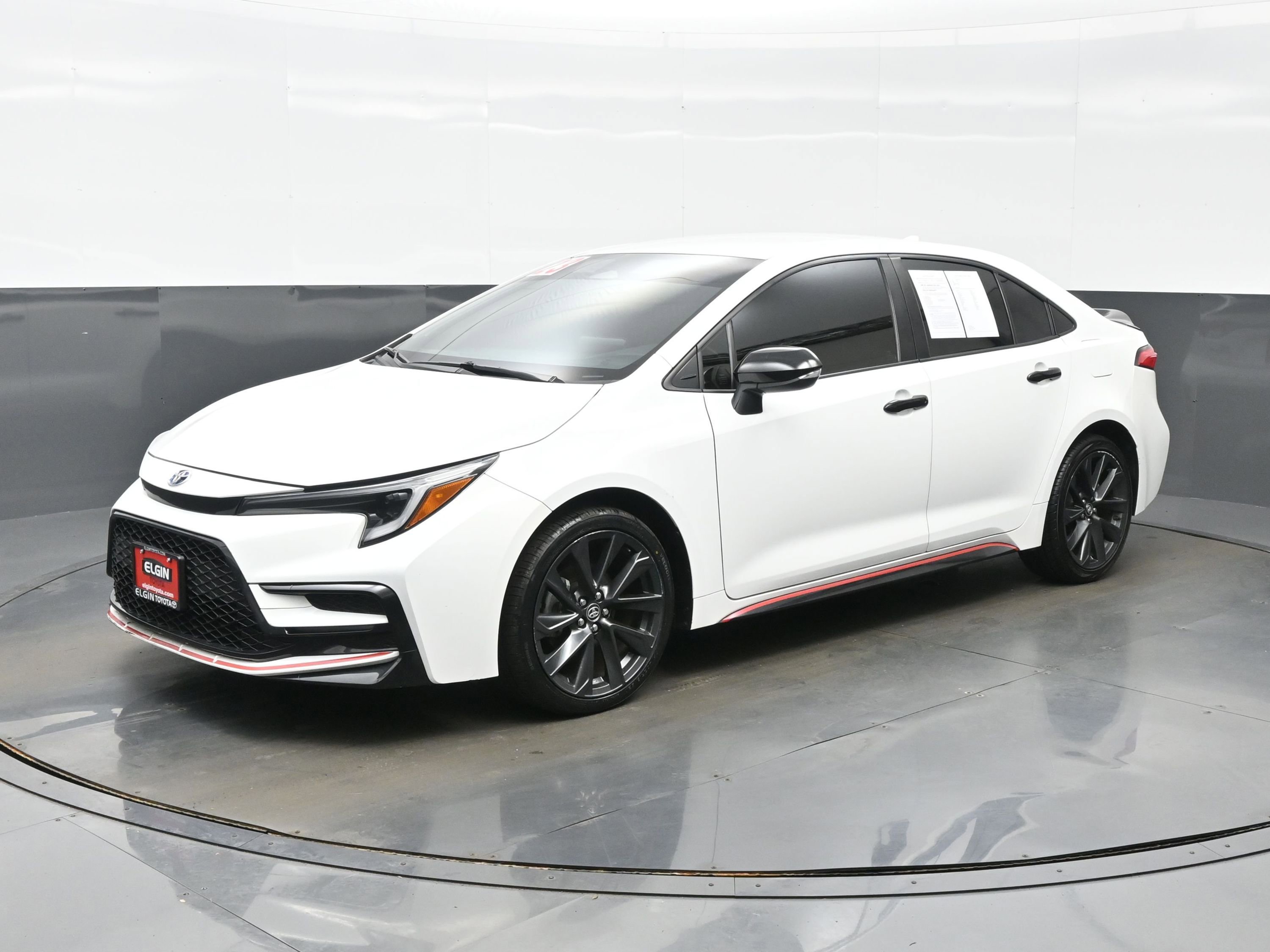 Used 2023 Toyota Corolla SE FWD image 2