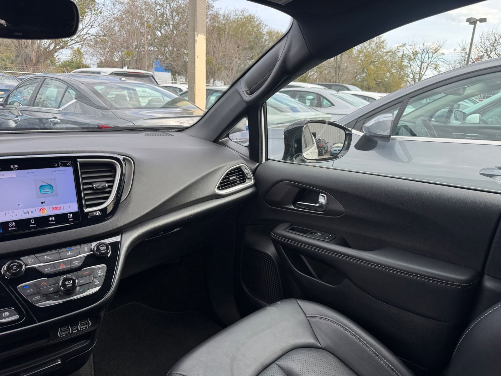 Used 2025 Chrysler Pacifica Select image 37