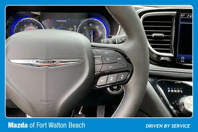 Used 2025 Chrysler Pacifica Limited image 11