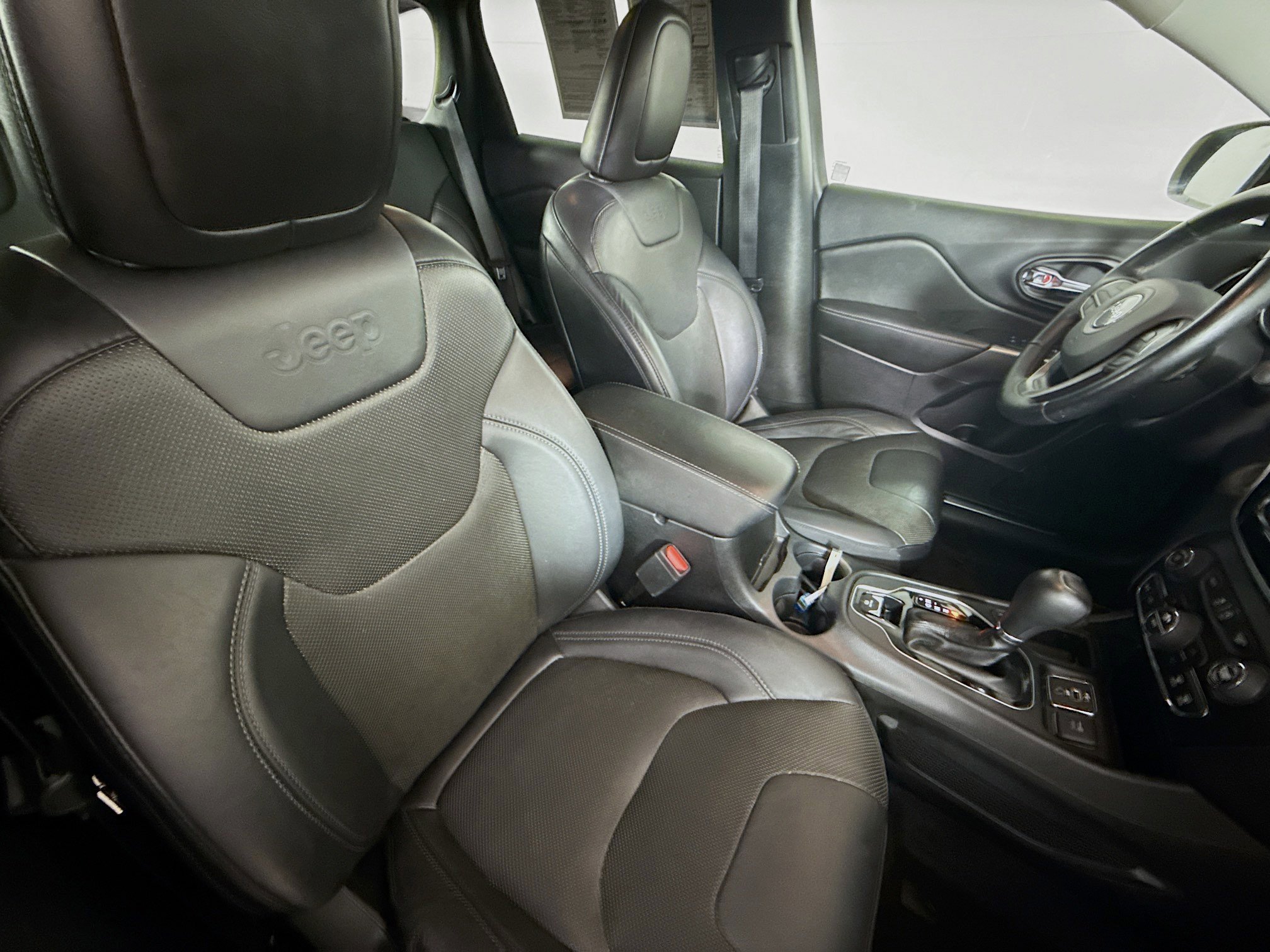 Used 2020 Jeep Cherokee Limited FWD image 36