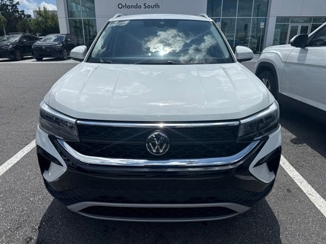 Used 2024 Volkswagen Taos SE FWD image 2
