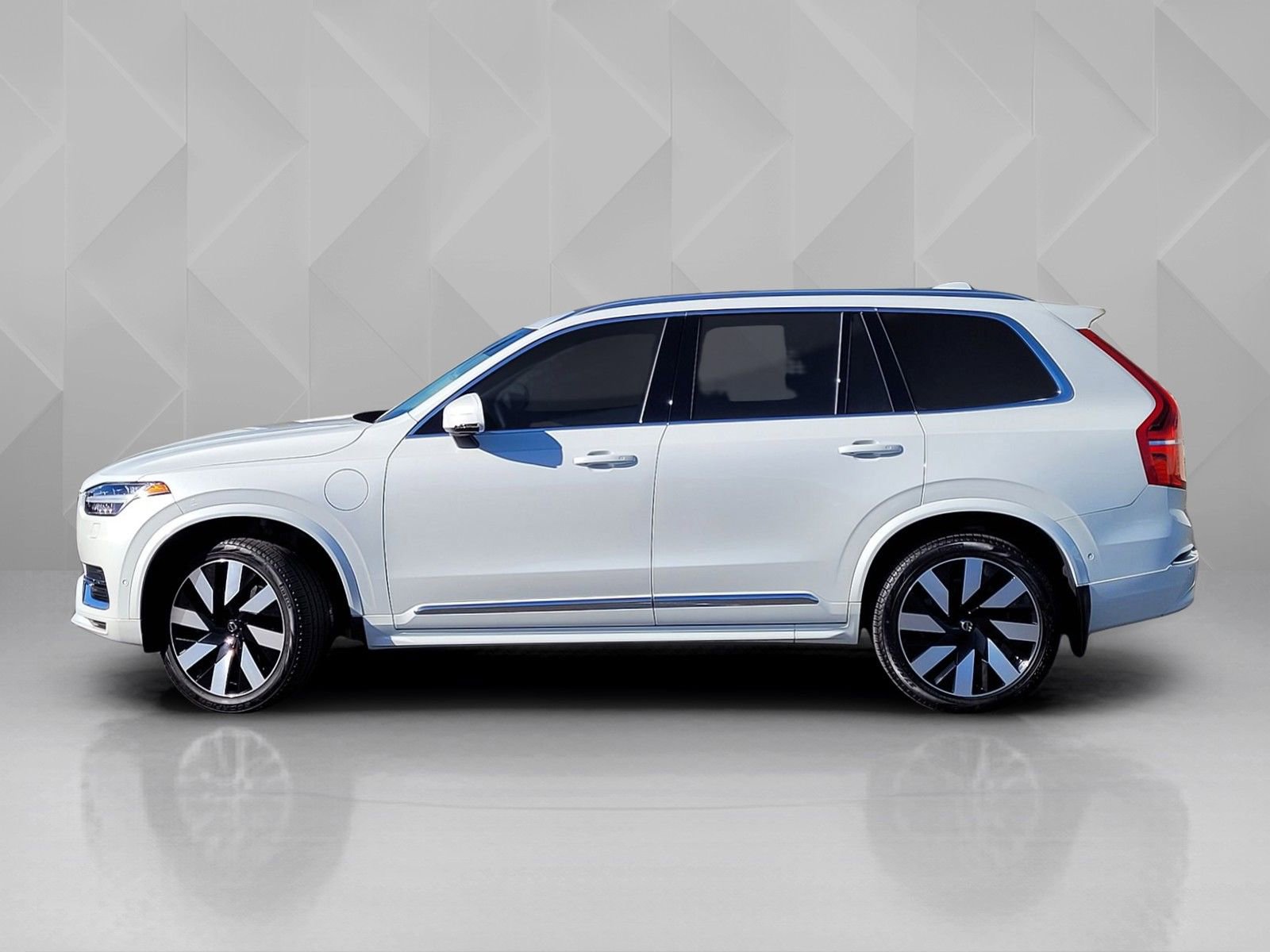Certified 2025 Volvo XC90 T8 Plus w/ Protection Package Premier AWD/4WD image 3