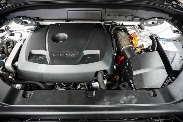Used 2019 Volvo XC60 T8 Momentum image 25