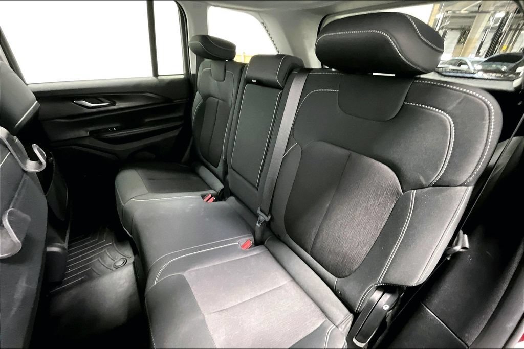 Used 2023 Jeep Grand Cherokee Laredo AWD/4WD image 27