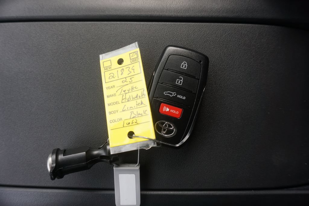 Used 2025 Toyota Highlander Limited AWD/4WD image 36