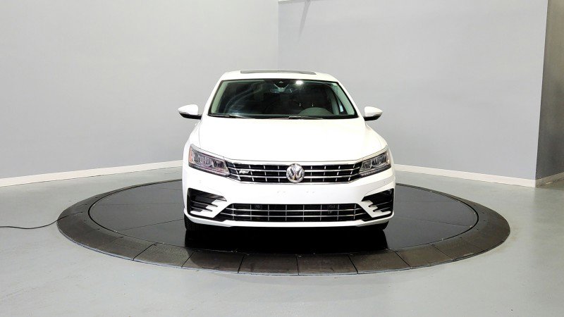 Used 2019 Volkswagen Passat 2.0T SE R-Line image 2
