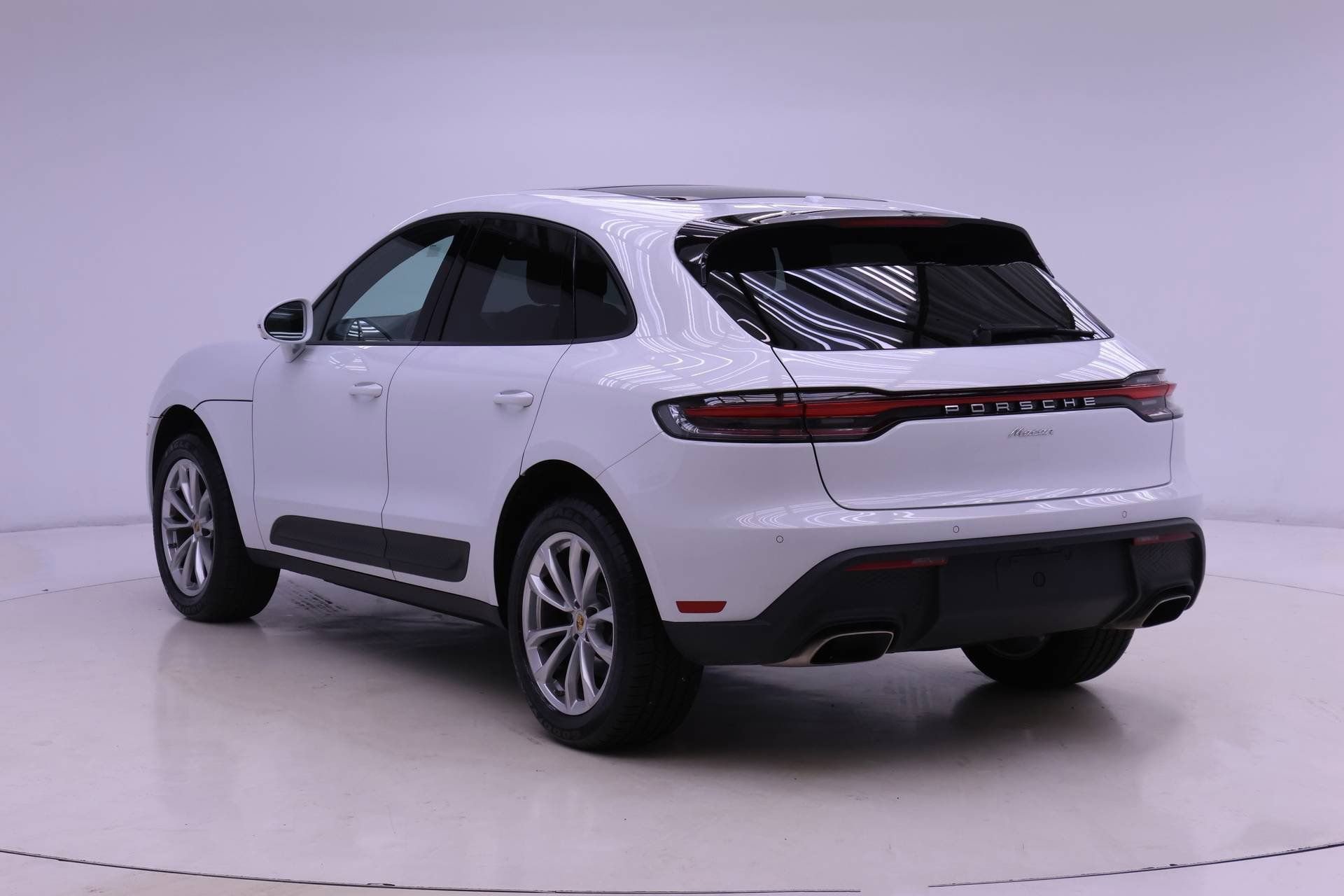 Used 2025 Porsche Macan AWD/4WD image 3