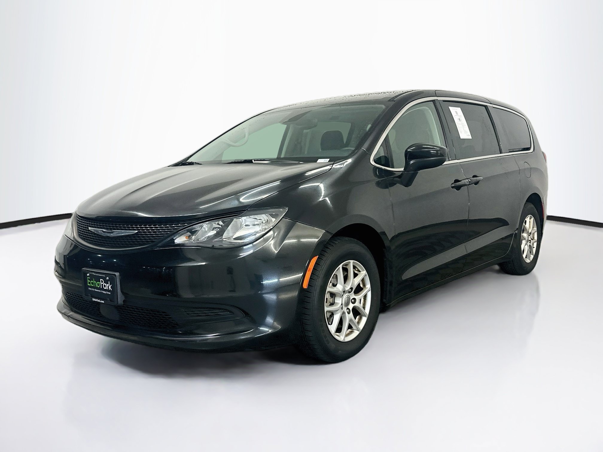 Used 2023 Chrysler Voyager LX FWD image 3