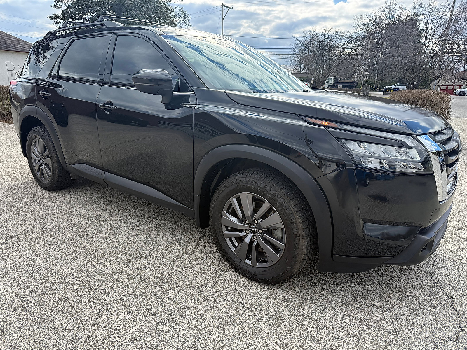 Used 2023 Nissan Pathfinder SV AWD/4WD image 2