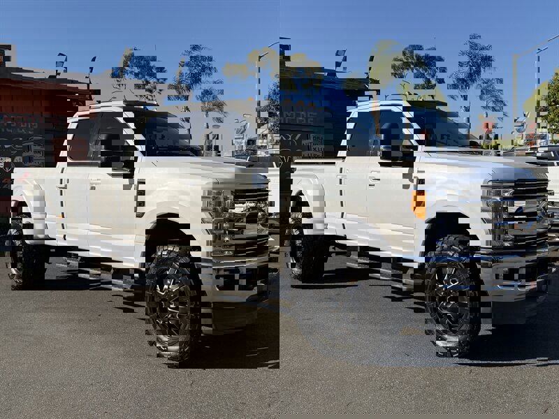 Used 2017 Ford F350 Lariat w/ FX4 Off-Road Package image 30