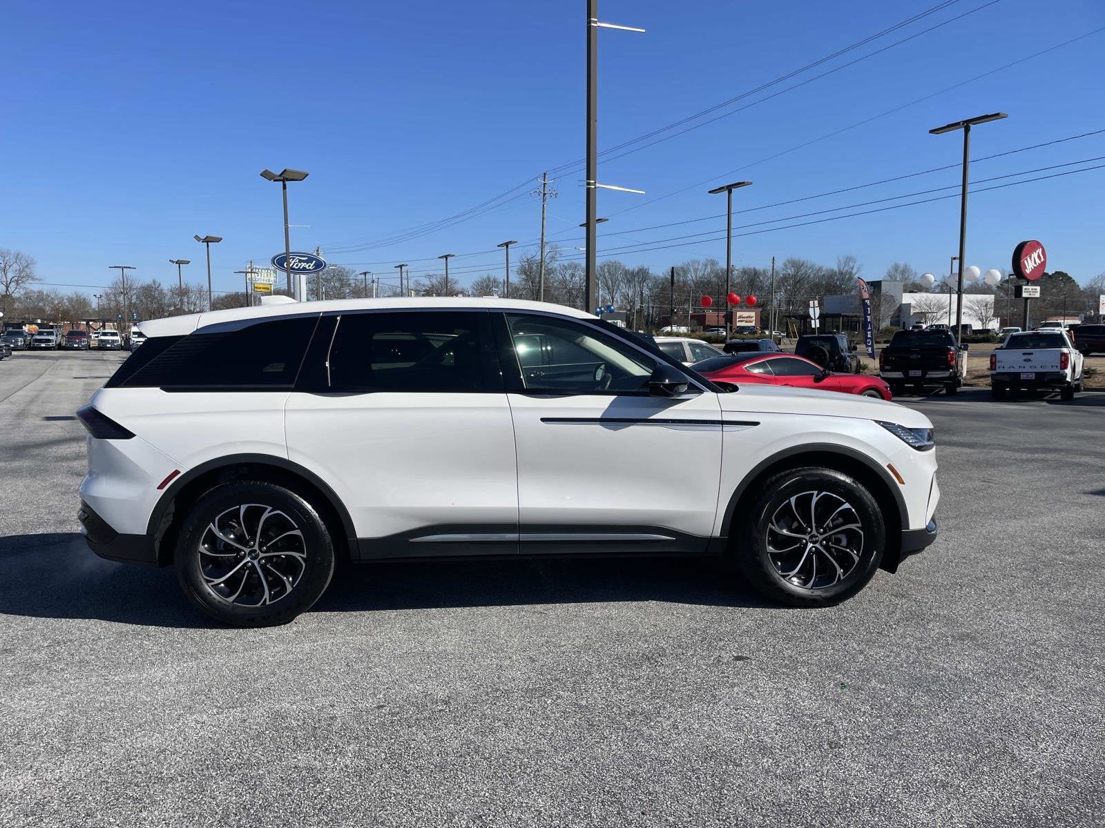 Used 2025 Lincoln Nautilus Premier AWD/4WD image 2