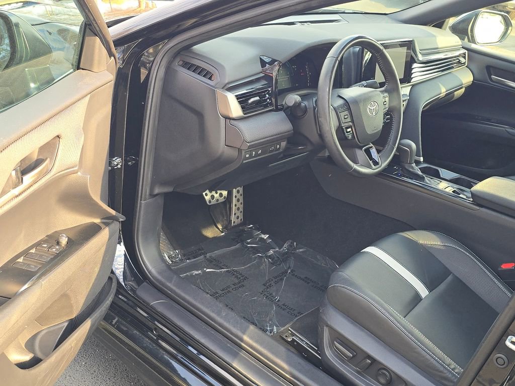 Used 2025 Toyota Camry SE w/ Convenience Package image 9