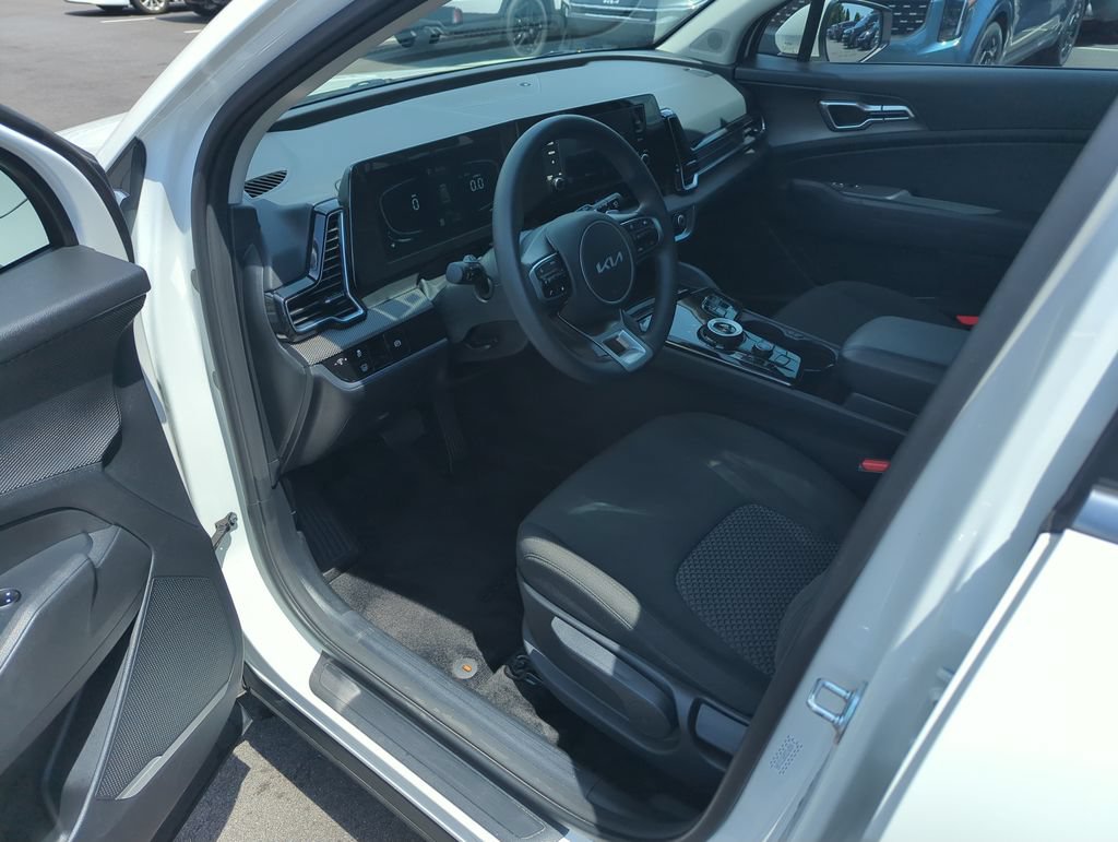 Used 2025 Kia Sportage LX FWD image 11