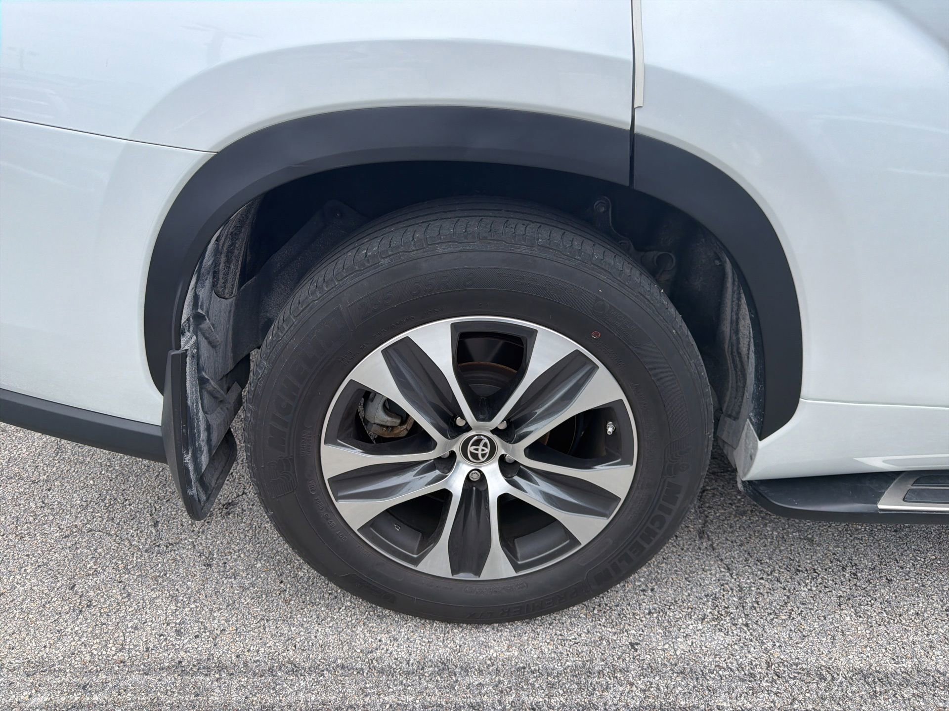 Used 2024 Toyota Highlander XLE FWD image 12