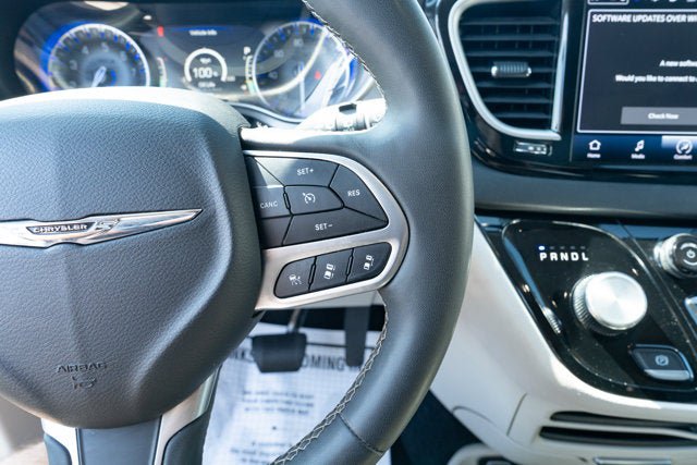 Used 2023 Chrysler Pacifica Touring-L FWD image 22