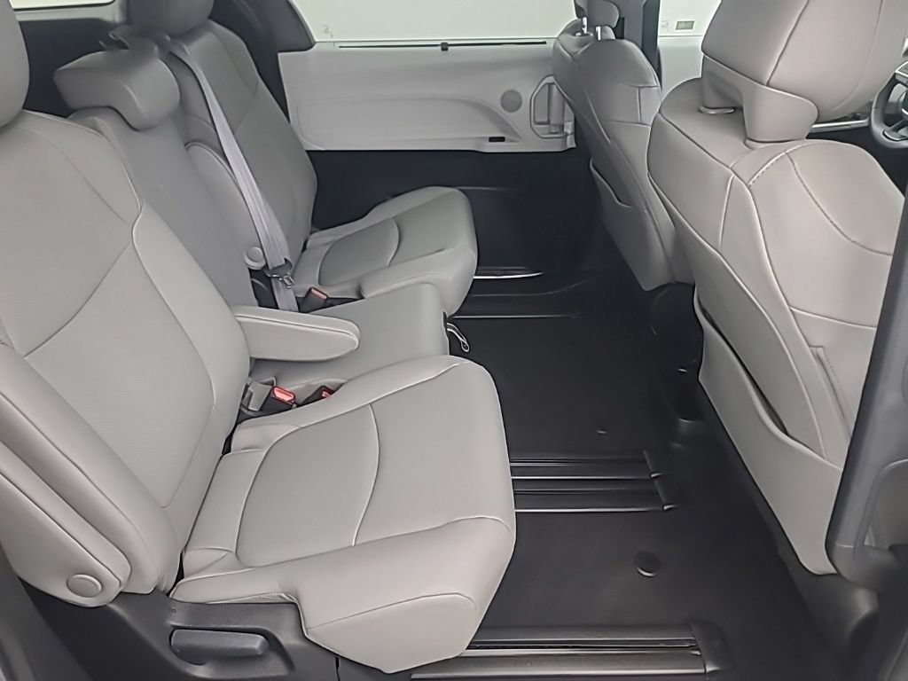 Used 2025 Toyota Sienna XLE FWD image 18