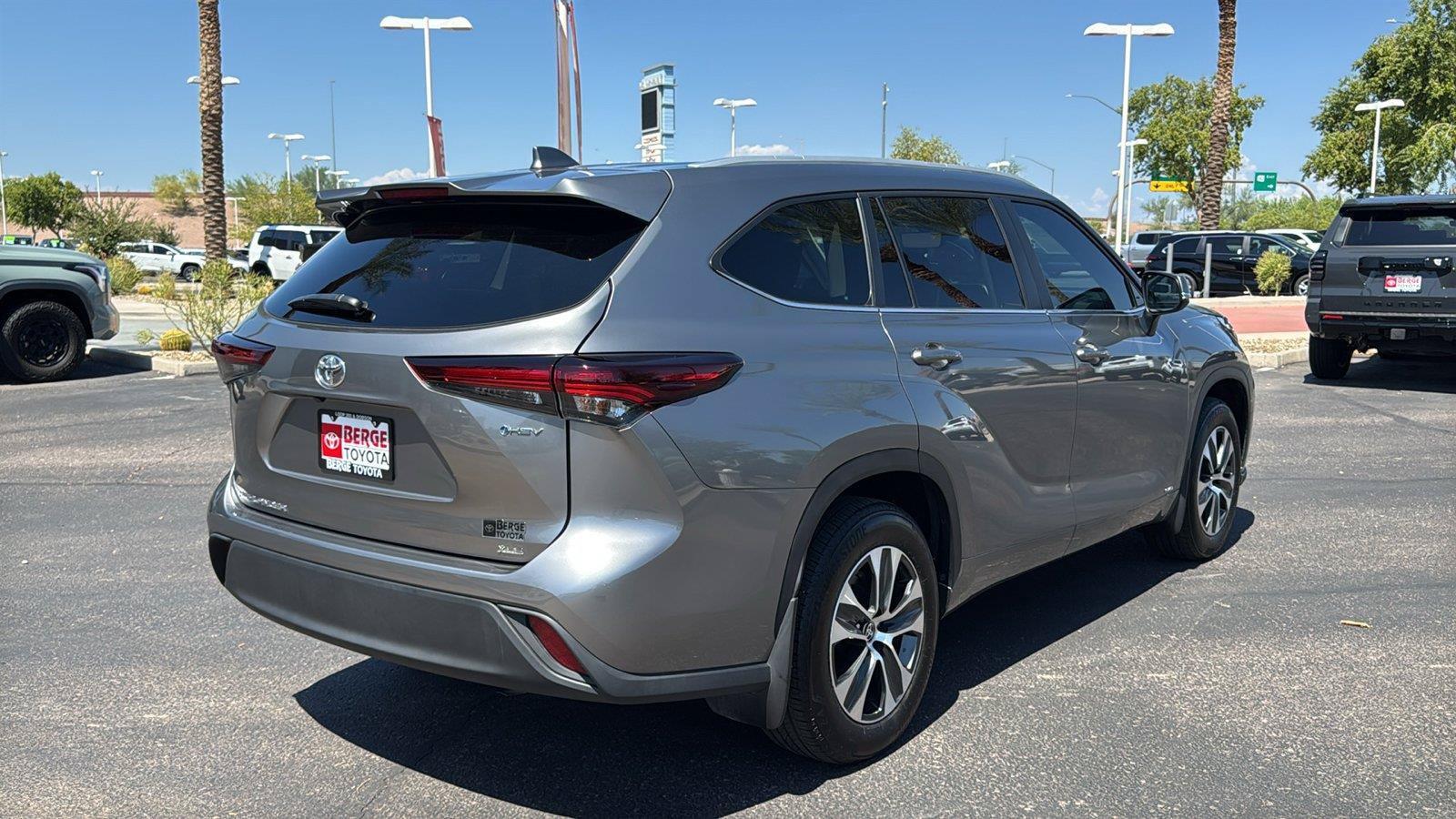 Used 2026 Toyota Highlander XLE AWD/4WD image 9