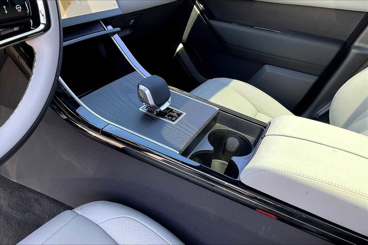 New 2026 Land Rover Range Rover Velar Dynamic SE image 10