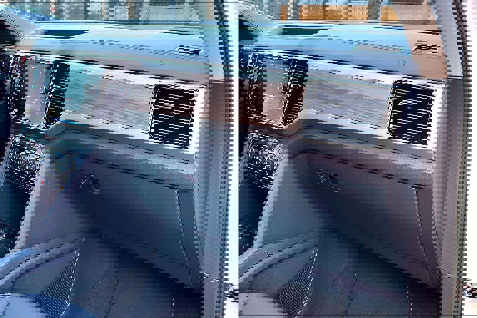 Used 2023 Volkswagen Atlas SEL image 18