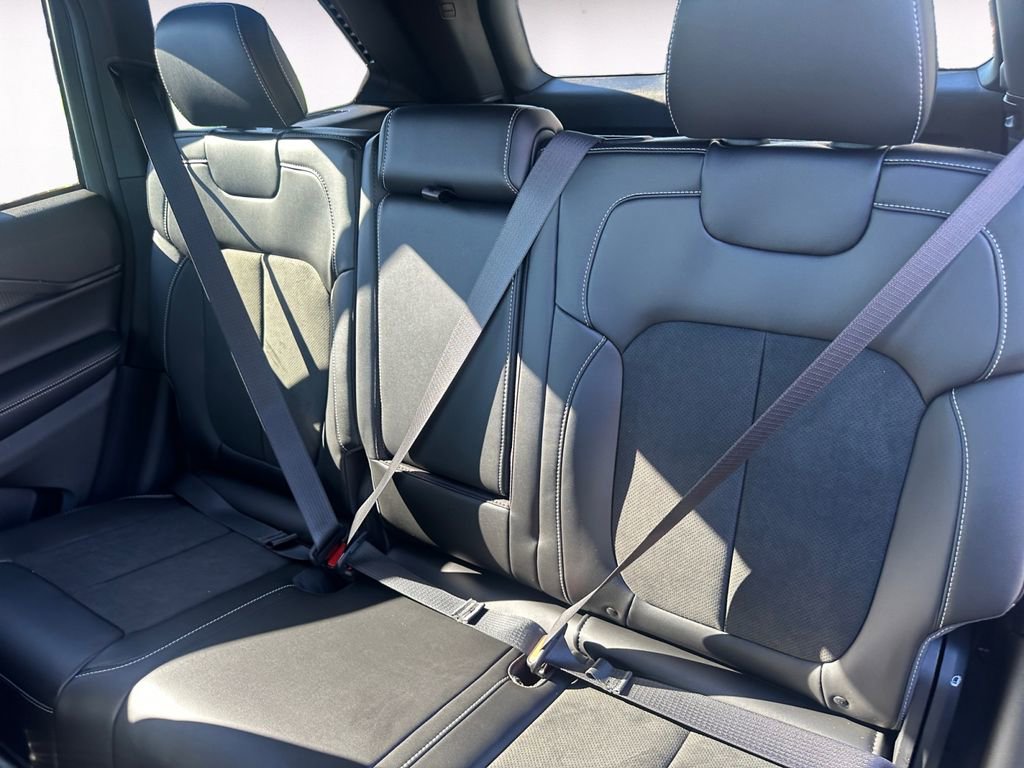 New 2025 Jeep Grand Cherokee Altitude image 13