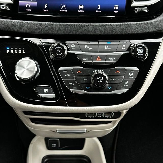 Used 2023 Chrysler Pacifica Touring-L FWD image 28