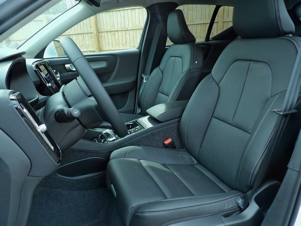 New 2025 Volvo XC40 B5 Plus w/ Climate Package image 10