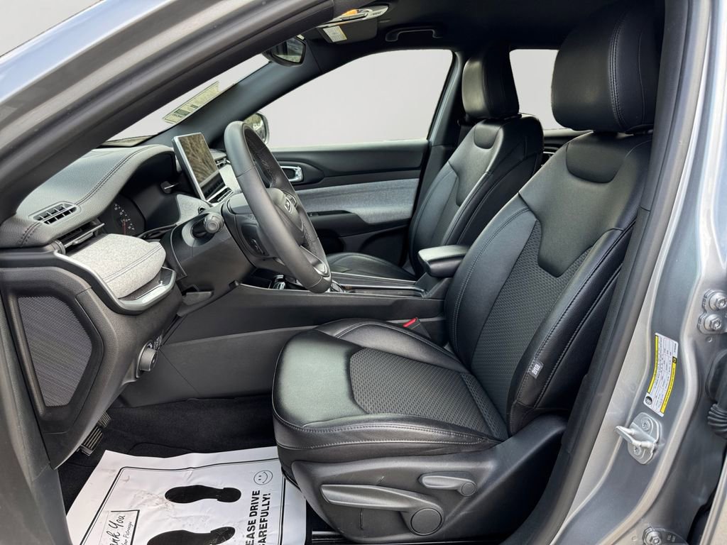 Used 2024 Jeep Compass Latitude image 24