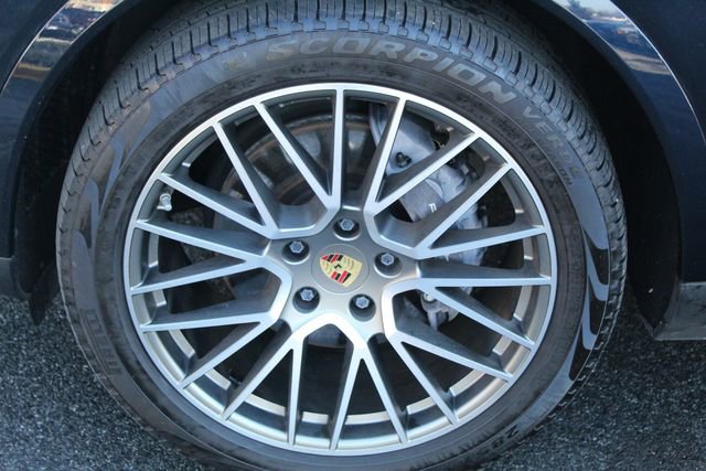 Certified 2023 Porsche Cayenne Platinum Edition w/ Assistance Package image 15