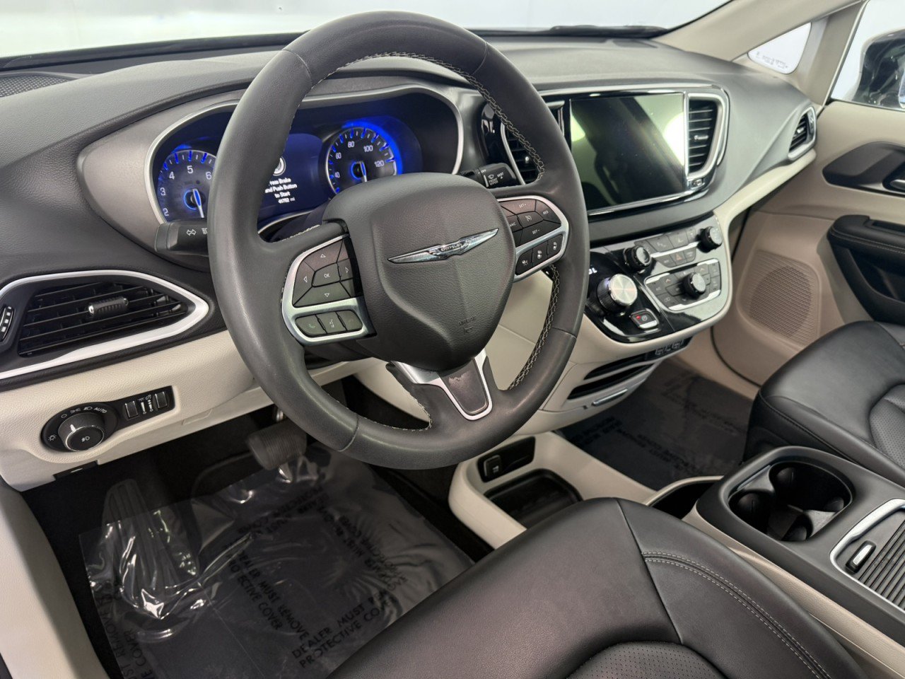 Used 2024 Chrysler Pacifica Touring-L FWD image 17