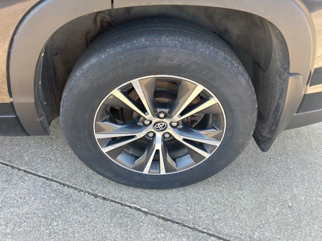 Used 2017 Toyota Highlander Plus AWD/4WD image 17