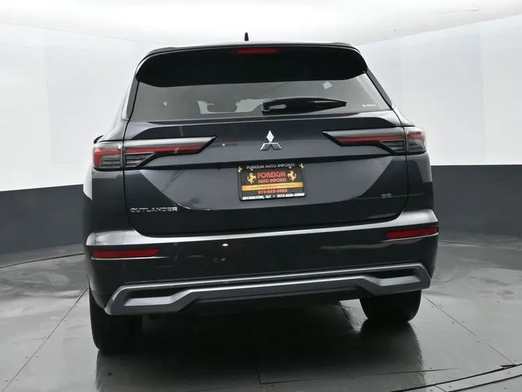 Used 2025 Mitsubishi Outlander SE image 8