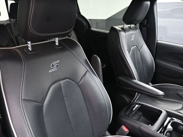 Used 2025 Chrysler Pacifica Limited image 37