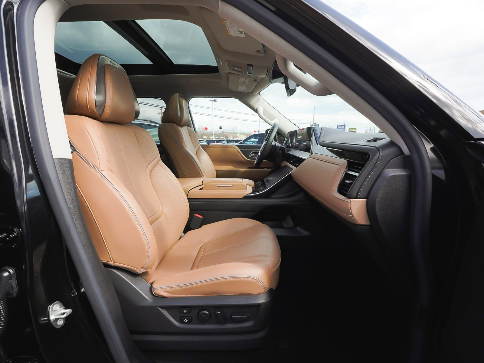 Used 2025 INFINITI QX80 Sensory AWD/4WD image 46