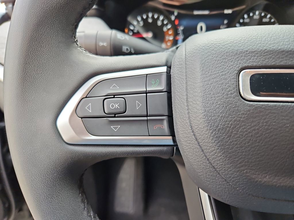 Used 2024 Jeep Compass Latitude image 11
