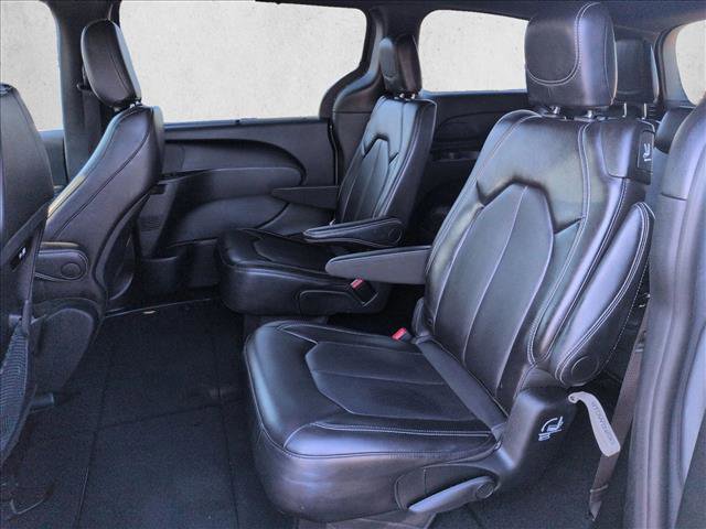 Used 2025 Chrysler Pacifica Select image 17