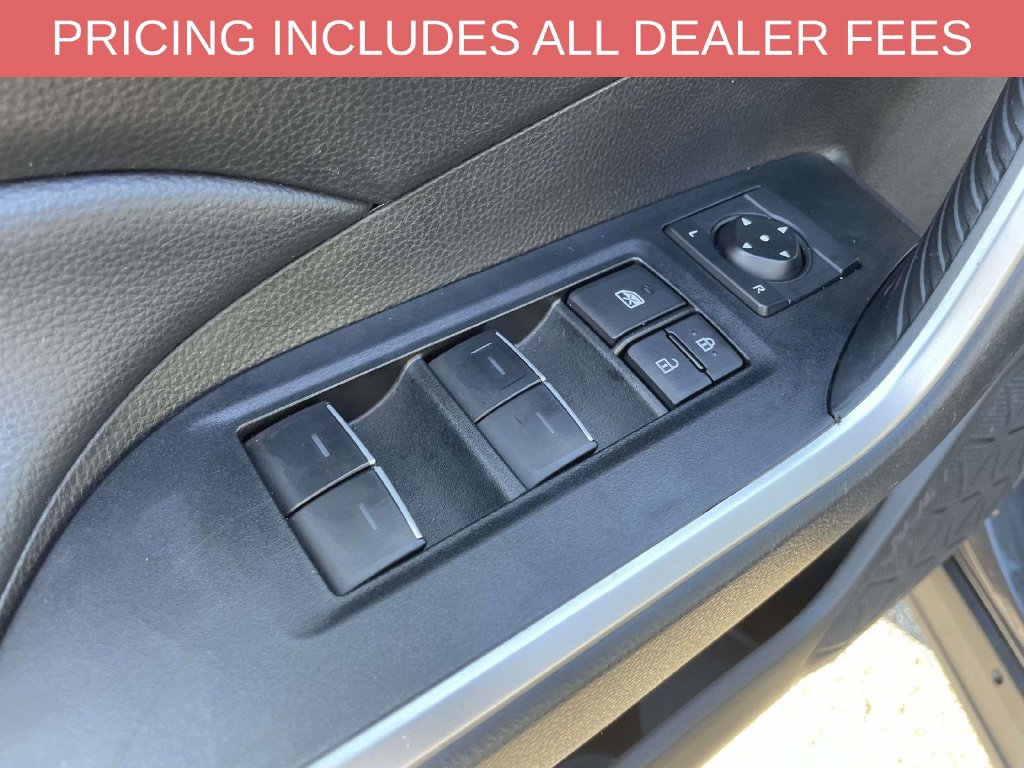 Used 2025 Toyota RAV4 XLE AWD/4WD image 19